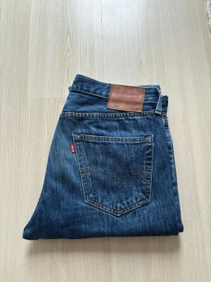 Levi's 501 blå jeans 32/32 - Klassiska blå Levi's 501 jeans med rak passform. Strl: W32 & L32. Använd en del men fortsatt i väldigt fint skick. 