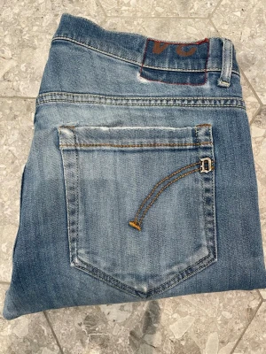 Dondup jeans george - Hej, Säljer ett par blåa, riktigt feta Dondup jeans i bra skick. Modell: George – Skinny fit. Lappen är avklippt, därav kan jag inte veta exakt vilken storlek det är, men tror på W34. På den sista bilden(bild nr 7), ser man 2 mindre smuts/fettfläckar, som knappt syns när man har på sig dem. (Om du är intresserad, men osäker på mått. SKRIV TILL MIG, så mäter jag det du önskar!) // Milo 🙌🤲🏻