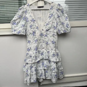 Blommig volangklänning - Säljer denna urgulliga klänningen från Zara, den är i superfint skick, inga defekter💖Säljes då den är för liten för mig, sitter nog bäst på en XS/S😇🙌