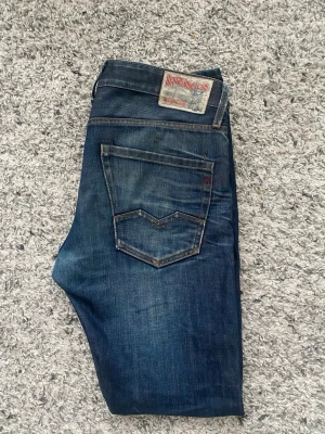 Replay waitom jeans  - Tjo! 👖 Ett par snygga Reply-jeans i klassisk design med bekväm passform och stilren tvätt. Perfekta till både vardag och fest.  Storlek: W32/24. Skriv privat om du vill ha mer bilder eller mer information 😁