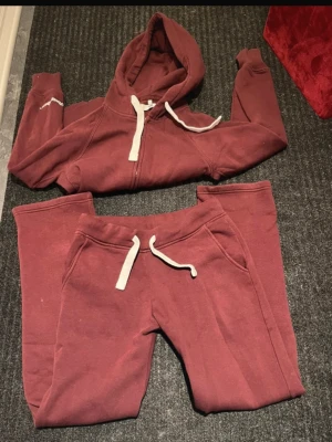 Russemerch Mjukisset - Supermysigt set från russemerch f.d russedress💖😇 Det är använt och har lite fläckar som inte är väldigt tydliga men syns på bilder så kolla genom alla🙏 Säljes endast tillsammans, nypris för set är ca 1250kr🙌 Kom pm för fler bilder!!💖