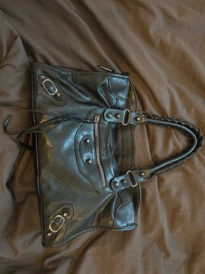 Svart Balenciaga liknande city bag - Säljer en balenciaga liknande city bag som jag tyvärr inte använder. 