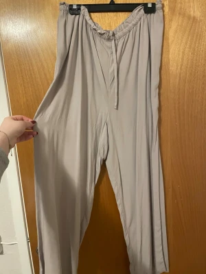 Tunna byxor med vida ben - Väldigt fina byxor med vida ben 