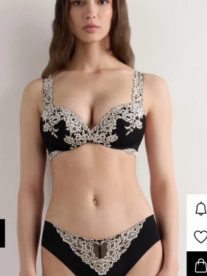 Svart spets-bh med broderi från Intimissimi - Elegant svart bh med vacker vit spets och broderade detaljer från Intimissimi. Bh:n har mycket push up och sitter helt perfekt! Köpt för 639 men säljer för 500 då den inte är använd mycket alls och var lite stor på mig. Kom priv för egna bilder💕