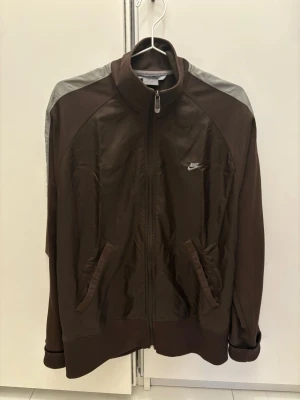 Brun zip Nike storlek L - Nike zip tröja storlek L. Bra skick.