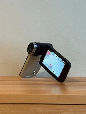 Toshiba Camileo HD videokamera - An old camera from family belongings. Untested due to missing battery. Sold in current condition, no warranty or returns. Pick-up only, Sollentuna.