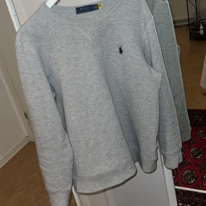  sweatshirt från Polo Ralph Lauren - Klassisk grå sweatshirt från Polo Ralph Lauren med rund halsringning och den ikoniska broderade loggan på bröstet. Priset är inte hugget i sten. Tveka inte att höra av dig vid frågor! 