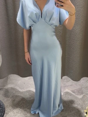 Ljusblå Balklänning/Satin klänning - Från Gina Tricot och helt oanvänd med lappen kvar. Storlek 36, är 163 som referens och den är lite lång. Helt slutsåld på hemsidan