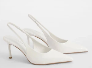 Vita slingback-pumps med spetsig tå - Säljer ett par vita pumps med slingback-rem och spetsig tå. Säljer då de ej passar. Aldrig använda. Pris går att diskutera 