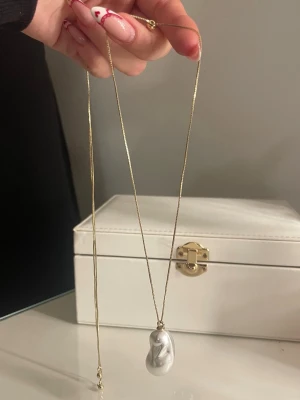 Guld halsband med pärla - Säljer detta justerbara guldpläterade halsband med en pärla på från pilgrim. Det är en gammal kollektion så den finns ej kvar!