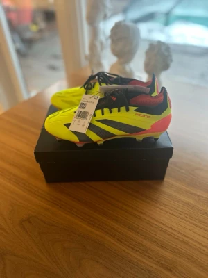 OANVÄNDA Adidas Predator Elite SG 40 - Originalpris: 3000kr Helt nya och oanvända, aldrig provade på foten, och självklart äkta med kvitto. Perfekta för gräs med riktigt bra grepp tack vare dubbarna. Till skorna medföljer en Adidas-påse, extra dubbar för att alltid ha perfekt grepp samt ett dubbverktyg från Adidas. Skorna är storlek 40 och passar både killar och tjejer.