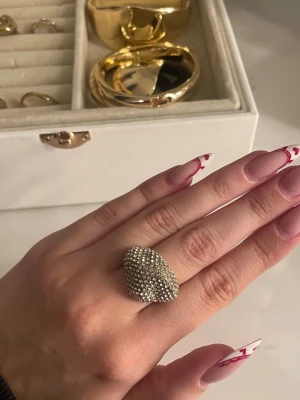 Guld ring - Säljer denna guldpläterade ring med stenar på från pilgrim. Den är justerbar så man behöver inte tänka på nån storlek!