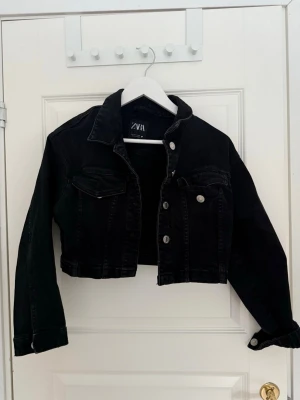 Svart jeansjacka - En svartjeansjacka som är croppat från Zara. 
