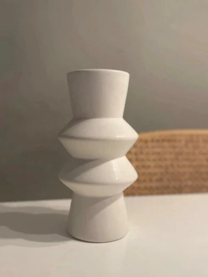 Vit vas  - Fint skick, lossnat en bit invändigt i botten. Inget som stör funktionen 