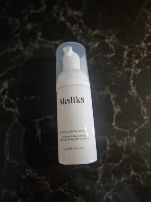 Medik8 Micellar Mousse 40 ml - Miljövänlig micellär rengöring (pad-free). Inga rester kvar på huden. Lyxig, extremt krämig konsistens. Snabbare att ta bort makeup än med micellärt vatten. 100% sulfatfri - bra för känslig hud! Micellärvatten i mousseform. Snabb och lättanvänd och tar bort alla rester - noll behov av bomullsrondeller. Mycket mild och passar känslig hud.  Volym 40 ml.