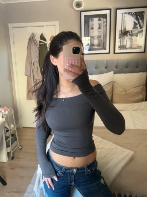 Grå offshoulder topp från Bikbok - Säljer en gråblå offshoulder topp från Bikbok i stretchigt material. Endast använd ett fåtal gånger ❤️❤️❤️🥰💗💕