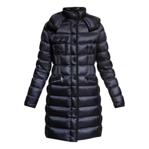 Svart lång dunjacka med huva - Snygg svart moncler dunjacka med quiltad design och avtagbar huva. Jackan har dragkedja framtill, flera fickor med dragkedja och en bröstficka med lock. Perfekt för kalla dagar och ger en clean, stilren look.