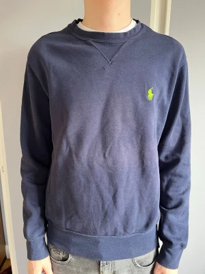 Mörkblå sweatshirt från Polo Ralph Lauren - Mörkblå sweatshirt från Polo Ralph Lauren. Riktigt snygg och unik. Hör av dig vid några funderingar.