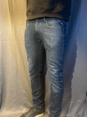 Replay jeans - Mörkblåa replay jeans. Storlek: 29/32. Skriv om du har fler frågor