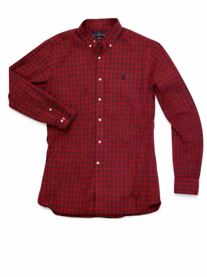 Röd rutig skjorta från Ralph Lauren - Säljer en klassisk röd rutig skjorta från Ralph Lauren med button-down krage och vita knappar. Skjortan har lång ärm och ett diskret broderat logomärke på bröstet. Perfekt för dig som gillar tidlös stil och vill ha något som sticker ut.