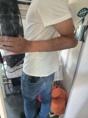 Blå jeans med kontrastsömmar - Snygga blå jeans med klassisk femficksdesign och kontrastsömmar på bakfickorna. Jeansen har normal midja, bälteshällor och raka ben. Perfekta för en avslappnad och trendig look.