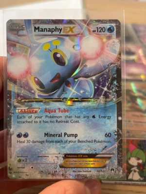 Manaphy EX 2016 pokemon - Säljer min 2016 Manaphy EX. Om jag skulle ge en PSA rating skulle det vara en 6a
