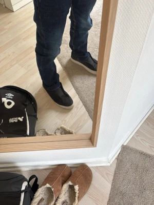 Axel arigato - Stilrena svarta slip-on sneakers med vit sula. Skorna har en enkel och clean design utan snörning, vilket gör dem lätta att ta på och av. Passar perfekt till jeans och har en modern, avslappnad vibe. Har inte kvar lådan. Skriv för mer bilder 