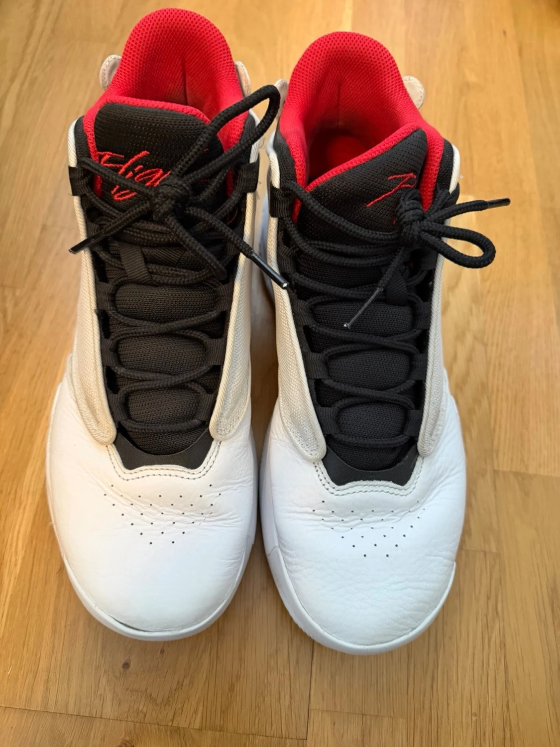 Vita och svarta Air Jordan sneakers
