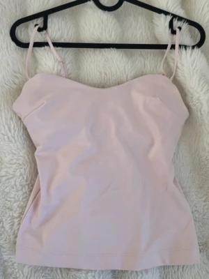 Ljusrosa topp - En fin elegant top från Gina 14+, helt ny med prislapp. Orkar ej lämna tillbaka och säljs därför! Inga skador, aldrig använd. Säljs också på vinted så först till kvarn!