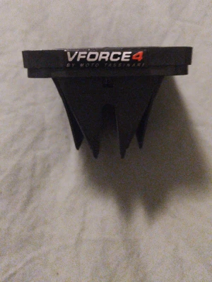 VForce4 reedventil till tvåtaktsmotor - Säljer en svart VForce4 reedventil från Moto Tassinari, perfekt för dig som vill uppgradera din tvåtaktsmotor. Ventilen är tillverkad i slitstarkt kompositmaterial och har flera blad för bättre gasrespons och prestanda.Säljes pga fel köp. Pris inte hugget i sten vid snabb affär! 