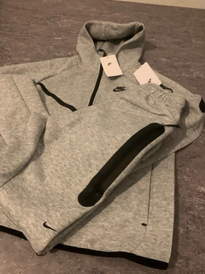 Grå nike tech tröja - Helt ny Nike tech tröja