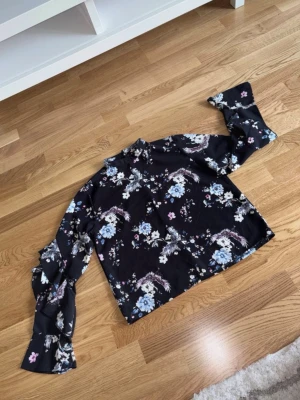 Blus stl L - Blommig blus med volanger på ärmarna.  Från Style Istanbul i storlek L.  Mycket bra skick. 