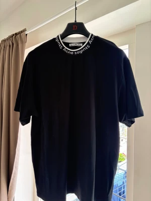 Acne Studios, logo neck t-shirt - Tröja från Acne Studios, endast använd ett fåtal gånger. Mycket bra skick. 