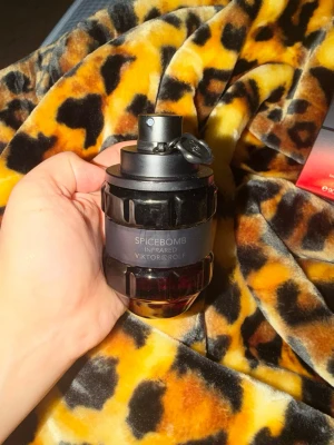 Spicebomb Infrared EdT 90ml Viktor & Rolf - Spicebomb Infrared från Viktor & Rolf är en parfym i en cool, granatinspirerad flaska med svart och röd design. Doften är kryddig och intensiv, perfekt för dig som gillar starka intryck. Flaskan rymmer 90 ml och har en unik, robust form som sticker ut i badrumsskåpet.