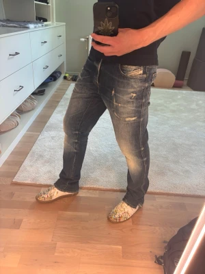Friske Jeans - As feta diesel jeans I straight / slim fit, inga deffekter förutom lite klippta där nere vid anklarna, ny pris runt 2000kr mitt pris 699kr , tveka inte höra av dig!😇