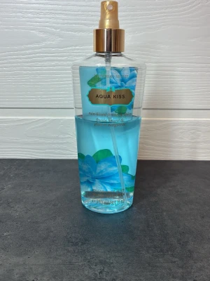 Victorias Secret Bodymist - Fragrance mist från Victoria’s secret i doften Aqua Kiss. Fräsch och luftig doft som påminner om blommor och regn. Ungefär halvfull, men jag använder den inte längre. Flaskan är originellt 250ml.  Doftbeskrivning: Sea Notes, Freesia, Aloe Vera, Daisy, Chamomile, Sweet Notes and Plum Blossom. 