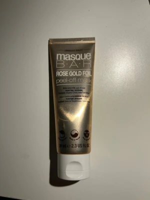 Masque Bar Rose Gold Foil peel-off mask - Masque Bar Rose Gold Foil peel-off mask är en ansiktsmask i tub med skimrande roséguld-finish. Masken är avsedd för att appliceras och sedan dras av, och innehåller 70 ml.