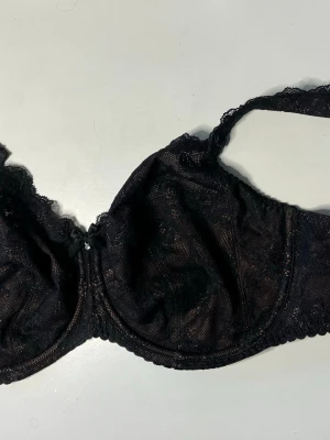 Svart spets-bh med bygel - Svart bh Rosa Faia Bobette. Nypris 979 kr. Tvättad, provad, men inte använd, 