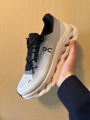 On Cloudtilt Skor Black Ivory - Skick : 9/10, endast testade, som nya, inga defekter, storlek 42