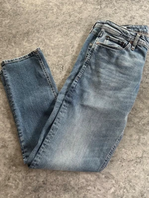 Jack & Jones Jeans - Regular fit/Clark W33/L32 Midjemått (cm) 90 , Innerbenslängd (cm) 83 Knappt använda!