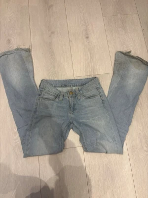Vintage Jeans - Jeans som jag köpte på Karlaplan. Sömmen har gått upp därav det billiga priset! Men utöver det är de i bra skick🙌🏻 skriv om ni vill ha mer info💕💕