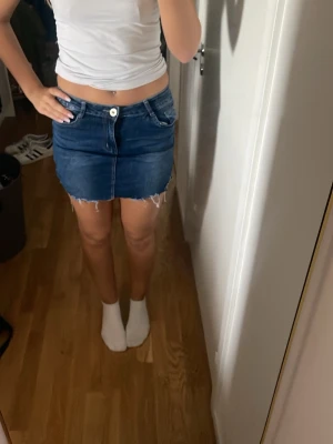 Mörkblå jeans kjol  - Kjol i storlek m 38