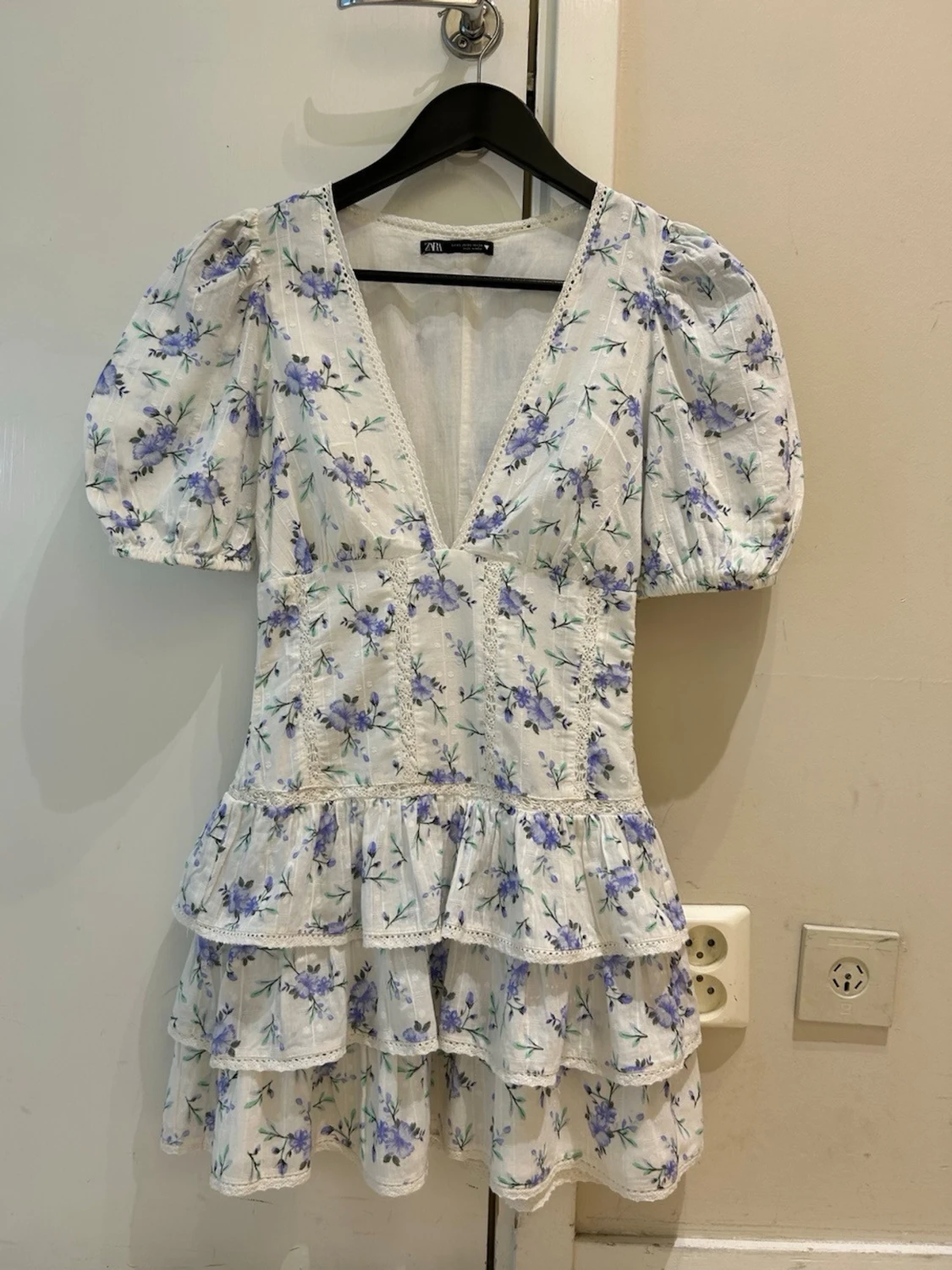  Ny slutsåld Vit blommig kortklänning från Zara - 1