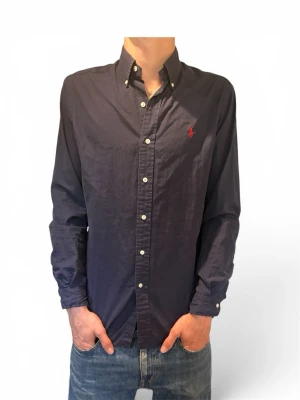 Ralph lauren skjorta - Säljer nu en fet polo Ralph Lauren skjorta. Jag på bilden är 185 cm lång mycket fint skick. Hör av er vid frågor eller funderingar!☀️