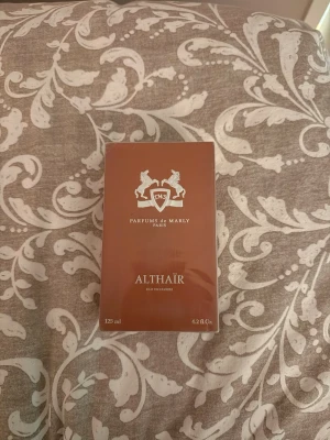 Parfums de Marly Althaïr EdP 125ml - Hej! Säljer en oöppnad parfym av Parfums de Marley, varianten ALTHAÏR. Köpt från PDMs officiella hemsida, kvitto finns! Parfymen är 125ml och nypris på den är runt 3300kr. Kan skickas eller mötas upp i Stockholm. Priset kan diskuteras vid snabbaffär! :)