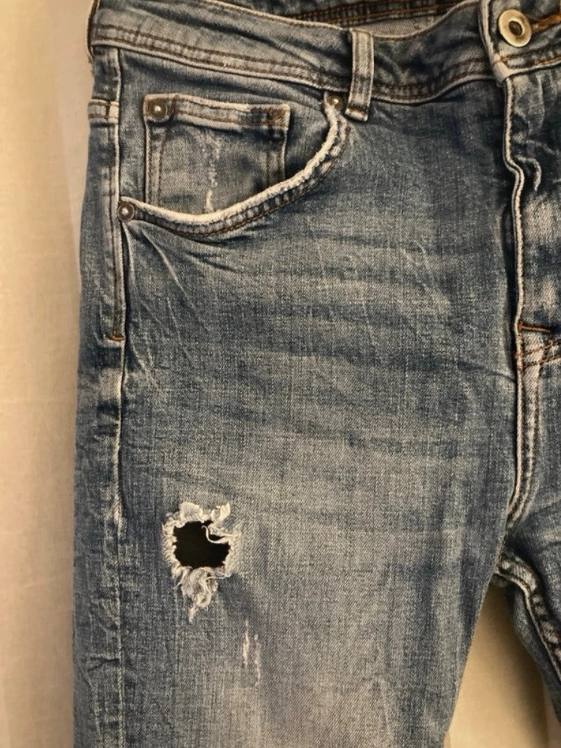 Blå slitna ripped jeans - 1