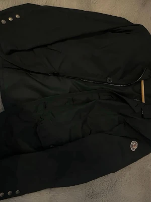 Moncler windbreaker xxs - Säljer svart/grå Moncler windbreaker i stl 12y som motsvarar 152 men passar någon som är från 140-162. Kan gå ner i pris vid snabb affär. Hör av er vid funderingar.