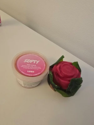 Lush Softy Body Scrub & Rosformad tvål - Säljer en Lush Softy Body Scrub med exfolierande socker och kakaosmör samt en rosformad tvål i rosa och grönt. Perfekt för dig som älskar handgjorda skönhetsprodukter med doft av rosor. 