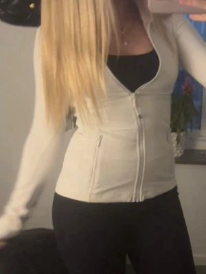Lululemon vit - Jätte fin zip up lululemon som tyvär inte kommer till så mycket användning❤️