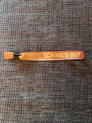 Festivalarmband i orange och rött - En festivalarmband i tyg, ett orange med texten 'SCHOOL'S OUT' i gult och ett rött med texten 'FESTIVAL VIP' i vitt och gult. Den har en svart plastdetalj för att justera storleken. Perfekta som minne från festival eller studentfirande.